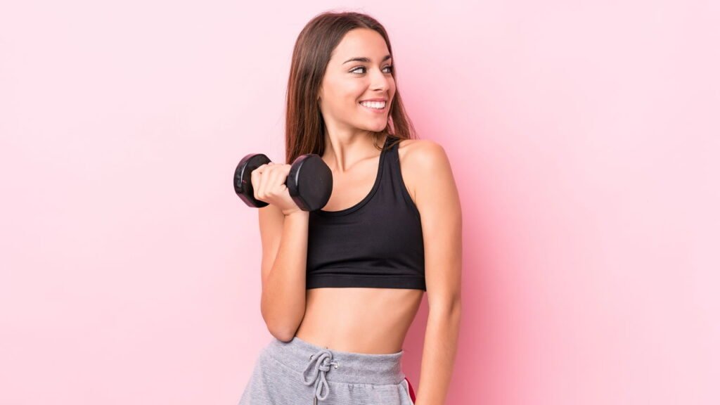 Construa braços mais fortes e esculpidos em casa com este treino de haltere de seis movimentos