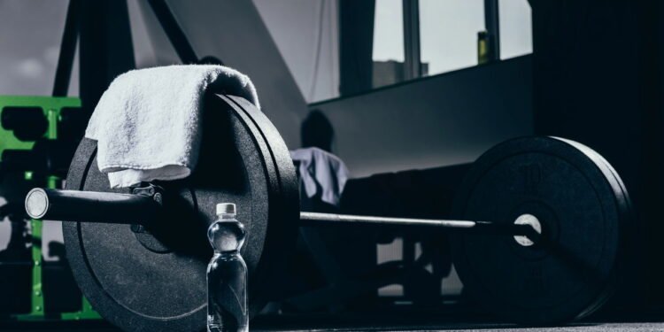 Os 8 melhores exercícios que os personal trainers recomendam para cada treino