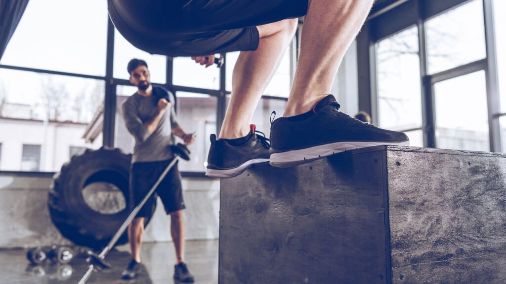 Os 8 melhores exercícios que os personal trainers recomendam para cada treino