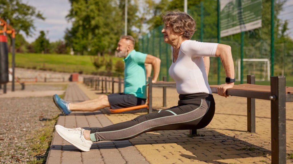 Os melhores itens de exercícios em casa para idosos, de acordo com um fisioterapeuta
