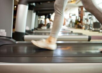 Quem precisa correr? Estes 5 exercícios compostos queimam gordura e constroem músculos após 50