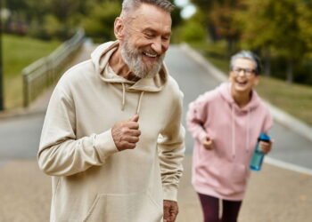 Os melhores itens de exercícios em casa para idosos, de acordo com um fisioterapeuta