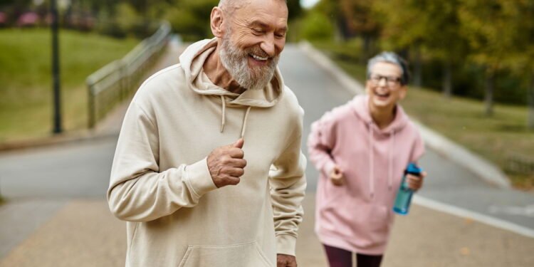 Os melhores itens de exercícios em casa para idosos, de acordo com um fisioterapeuta