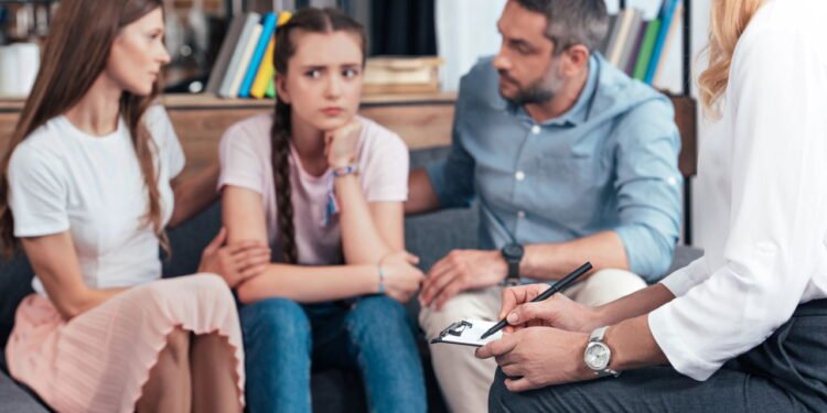 8 tipos de familiares que vão te drenar emocionalmente, segundo a psicologia