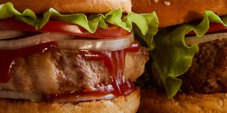 Estudo descobre que alimentos ultraprocessados retardam a perda de peso mesmo com dieta saudável