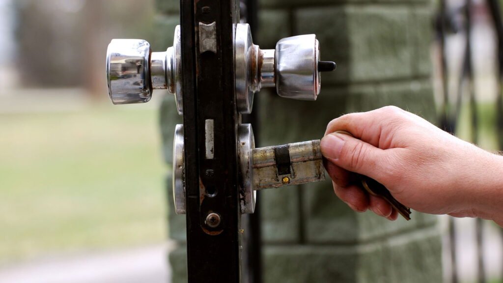 Poucos sabem: qual é o propósito de esfregar uma vela em uma fechadura