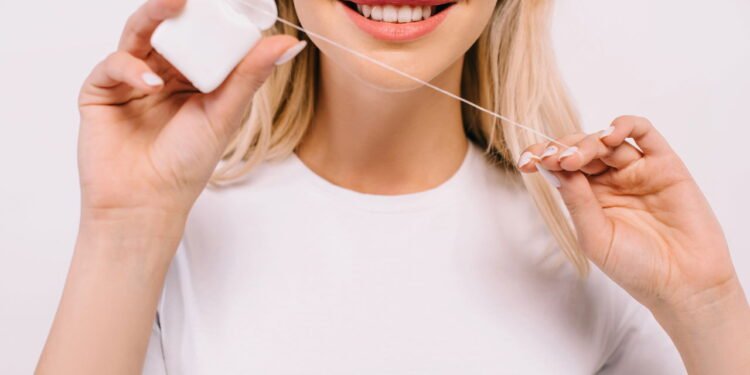 Não usar fio dental pode afetar mais do que só seus dentes