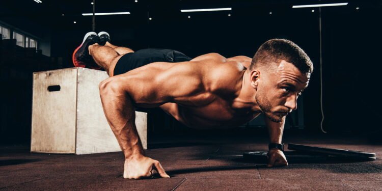 Homem fazendo flexão // Créditos: depositphotos.com / EdZbarzhyvetsky