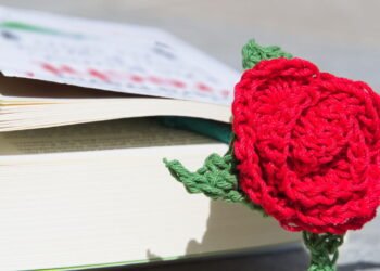 Flores de crochê transformam peças simples em detalhes únicos e criativos