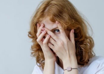 Os sinais mais claros de que você sofre de fobia social, segundo a ciência