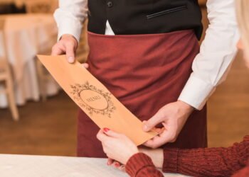 O que significa quando as pessoas ajudam os garçons a limpar a mesa, de acordo com a psicologia