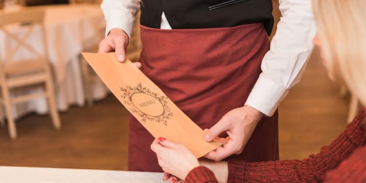 O que significa quando as pessoas ajudam os garçons a limpar a mesa, de acordo com a psicologia