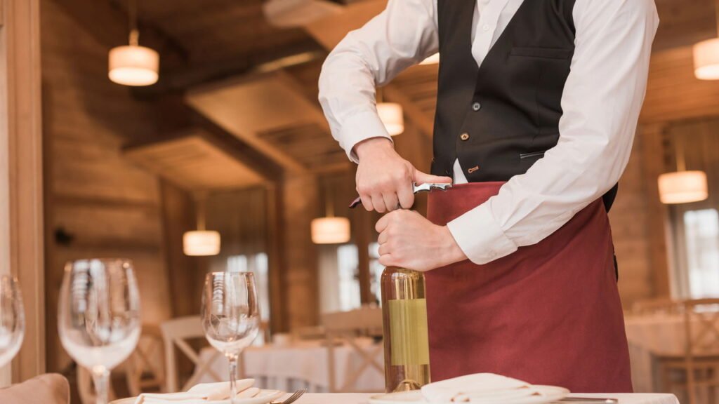 O que significa quando as pessoas ajudam os garçons a limpar a mesa, de acordo com a psicologia