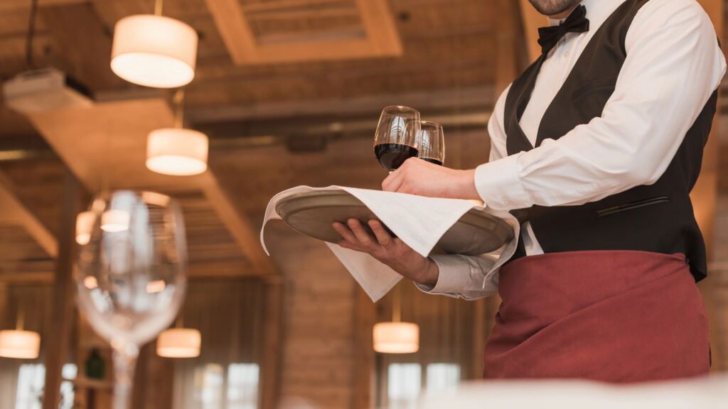 O que significa para uma pessoa ajudar os garçons a pôr a mesa, segundo a psicologia