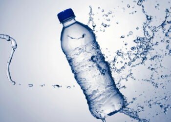 Especialistas emitem alerta após fazer descoberta preocupante sobre garrafas plásticas de água