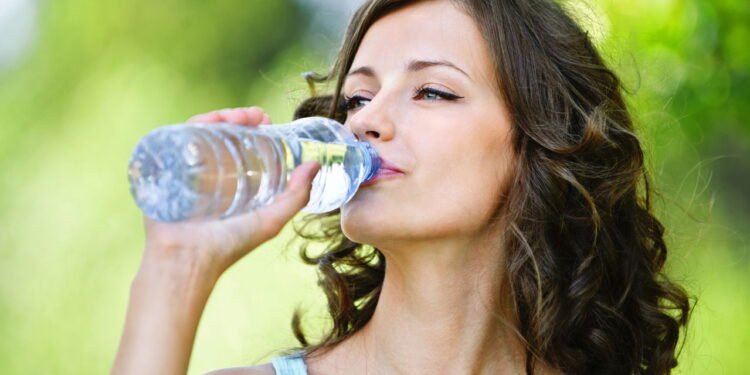 A sua garrafa de água pode ser uma fonte de bactérias fecais: veja como limpá-la corretamente