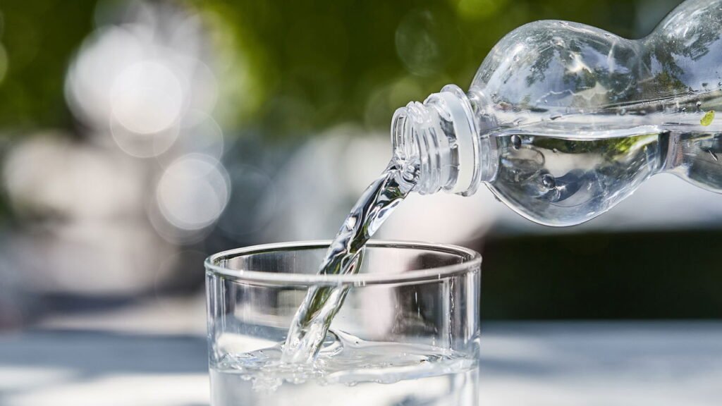 A sua garrafa de água pode ser uma fonte de bactérias fecais: veja como limpá-la corretamente