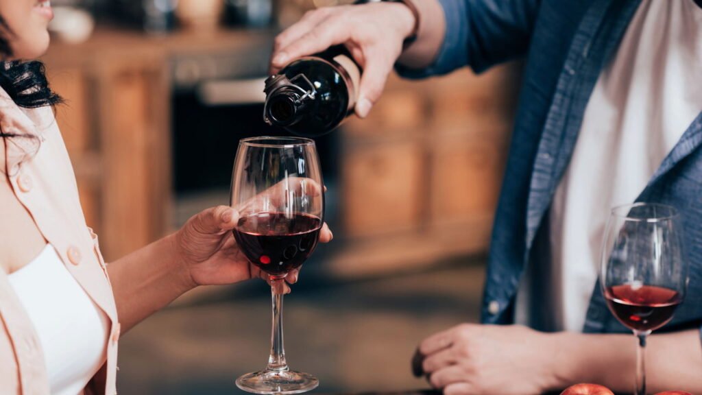 Se você tem garrafas de vinho vazias, não as jogue fora: por que eles recomendam armazená-las e o que você pode fazer