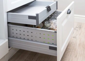 Como organizar as gavetas da sua cozinha em 5 passos simples