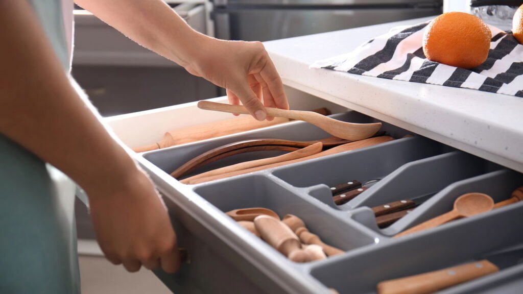 Como organizar as gavetas da sua cozinha em 5 passos simples