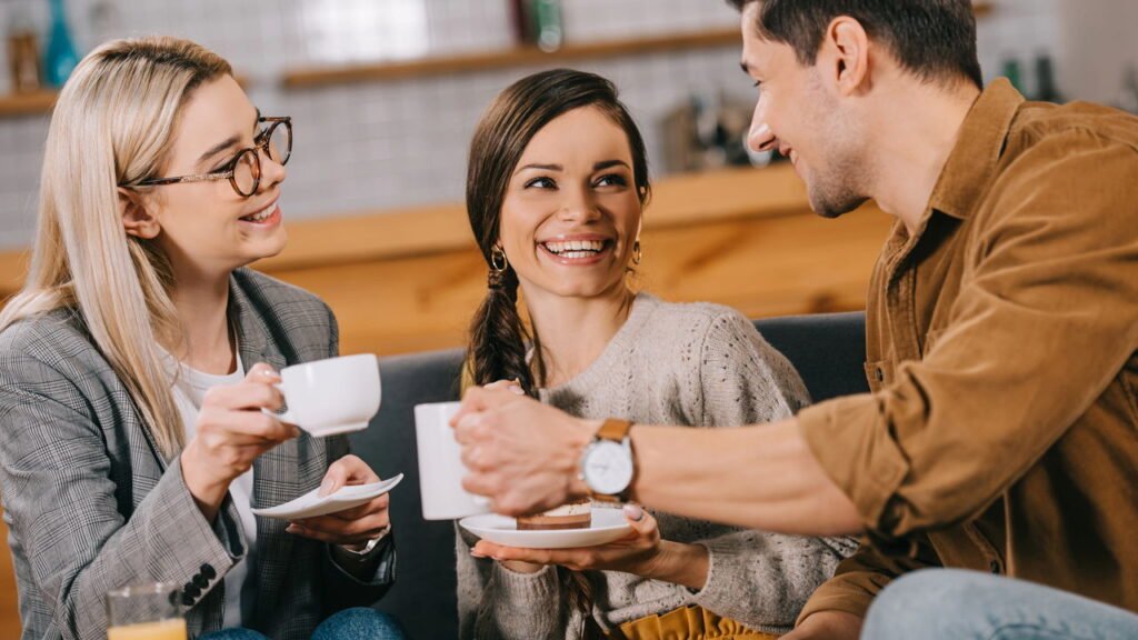 Pessoas que ficam quietas em conversas em grupo geralmente possuem essas 8 características, de acordo com a psicologia