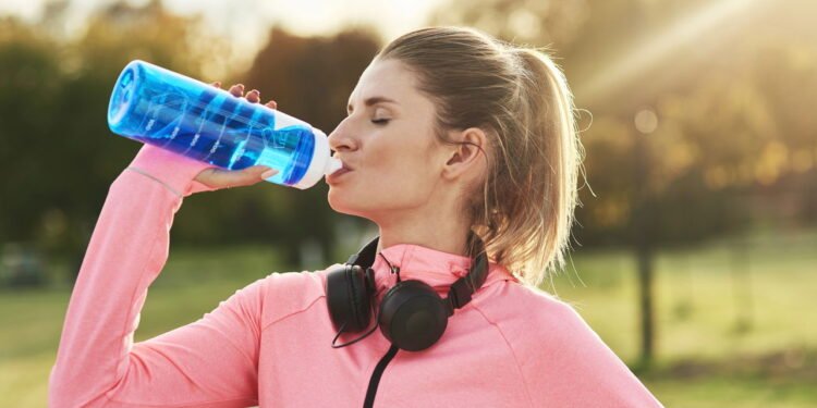 Água de coco vs. bebidas esportivas: qual é melhor para hidratação?