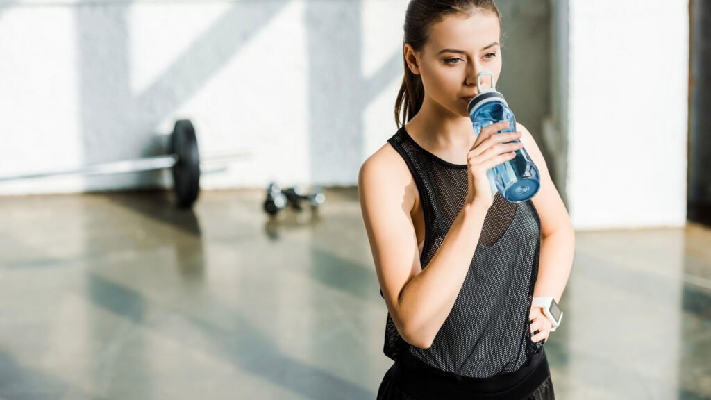 Água de coco vs. bebidas esportivas: qual é melhor para hidratação?