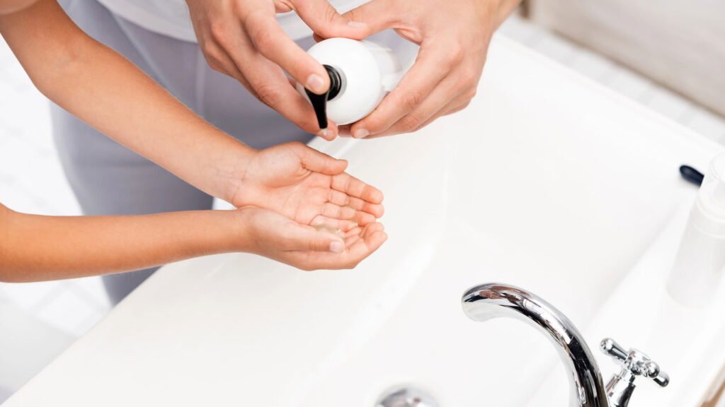 13 lugares que nunca devemos tocar em público sem higienizar depois