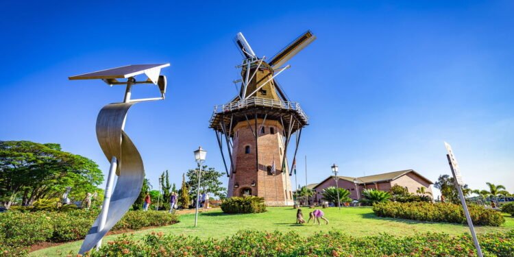 Cidade surpreende com segurança alta cultura holandesa e flores vibrantes