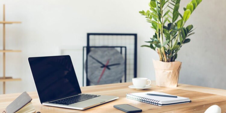 Seu escritório em casa é uma bagunça? Aqui estão 5 passos simples para organizar seu espaço