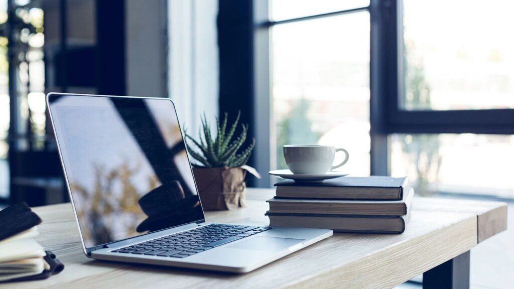 Seu escritório em casa é uma bagunça? Aqui estão 5 passos simples para organizar seu espaço