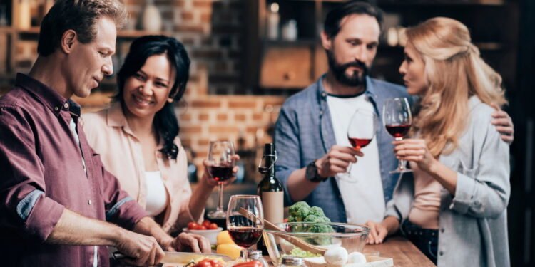 Com dificuldade para dormir? Jantar com seus amigos pode ser a resposta, segundo pesquisas