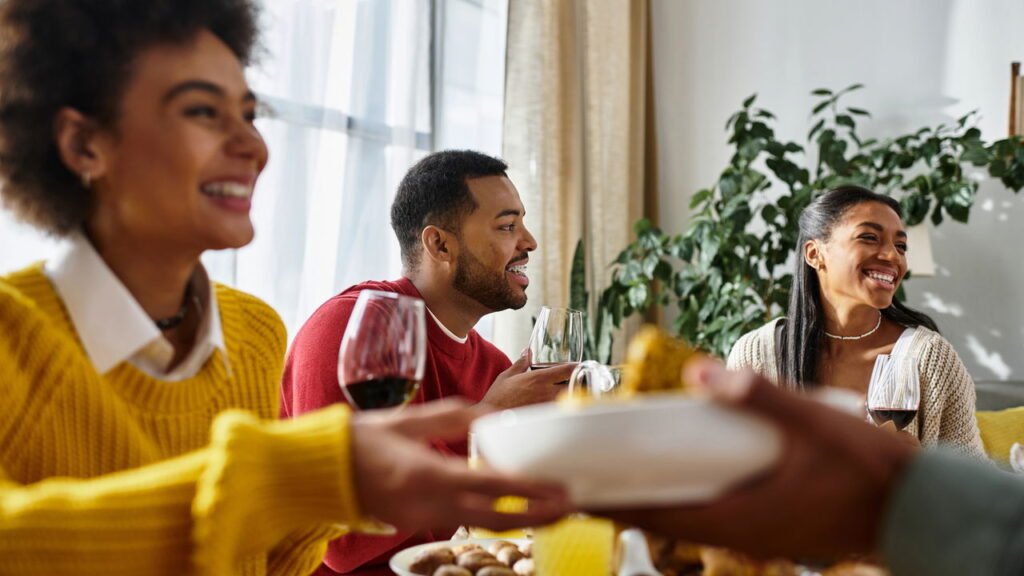 Com dificuldade para dormir? Jantar com seus amigos pode ser a resposta, segundo pesquisas