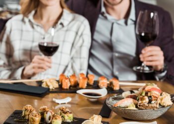 8 coisas que pessoas ricas fazem de diferente quando jantam no exterior