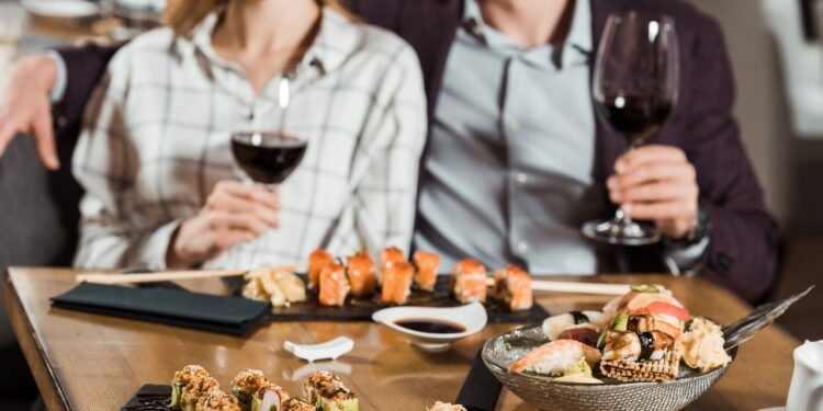 8 coisas que pessoas ricas fazem de diferente quando jantam no exterior