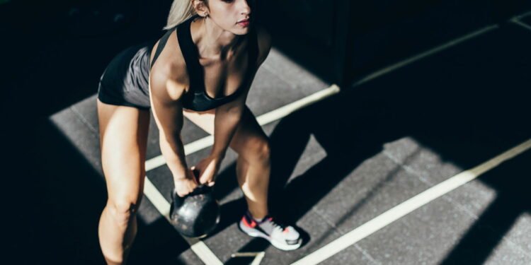 Esqueça a academia: este treino de 15 minutos fortalece o abdômen e o corpo inteiro com apenas 3 movimentos