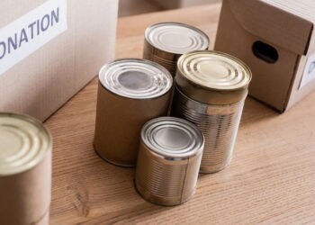 O erro frequente ao abrir latas e como evitar acidentes