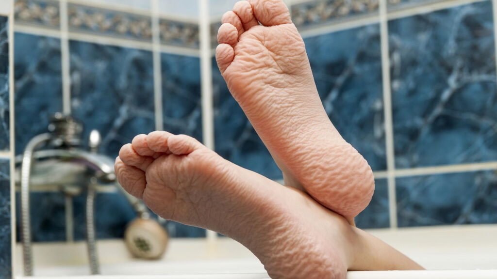 É por isso que você deveria lavar os pés com água morna e limão