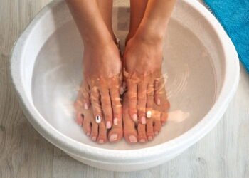 Para que serve lavar os pés com bicarbonato e sal, segundo a medicina