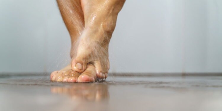 Passo a passo: o método ideal para lavar os pés e evitar maus odores