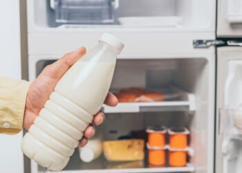 Por que quase todo mundo guarda leite de forma errada na geladeira