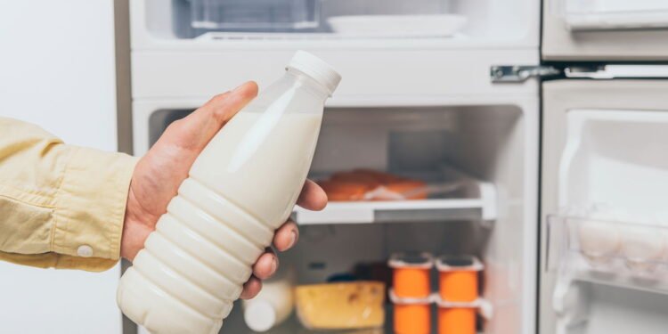 Por que quase todo mundo guarda leite de forma errada na geladeira