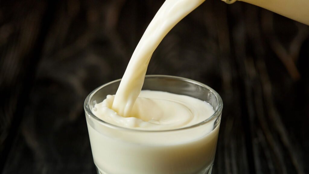 Beber leite realmente torna seus ossos mais fortes?