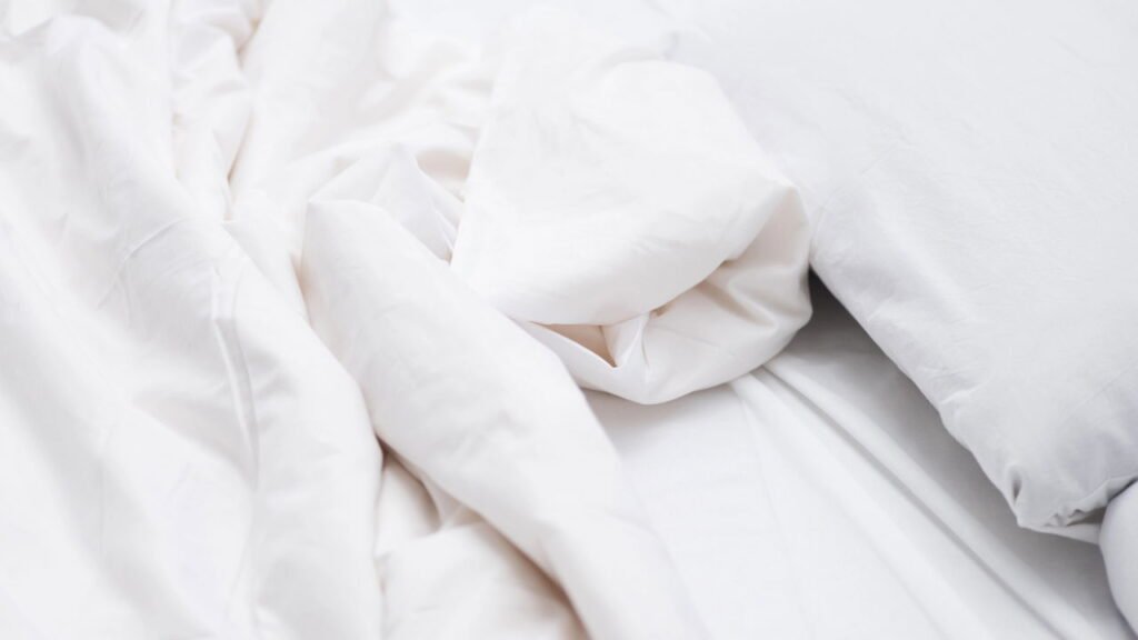 Não há necessidade de trocar o lençol a cada duas semanas: especialistas revelam quando é a hora certa