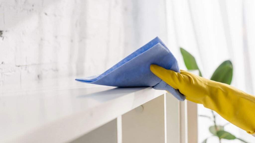 Especialistas dizem que você deve limpar ou substituir essas 6 coisas em seu quarto o mais rápido possível