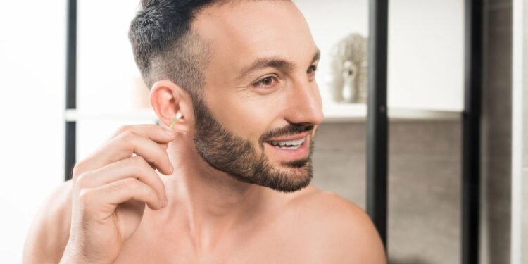 Se você vai limpar as orelhas sozinho, veja como fazer isso direito