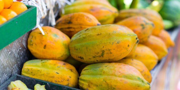 A fruta barata que ajuda a regular o intestino e ainda dá saciedade