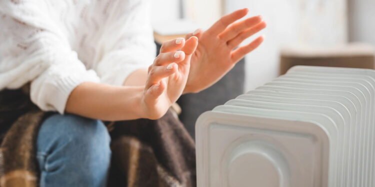 Mãos frias - Créditos: depositphotos.com / AndrewLozovyi