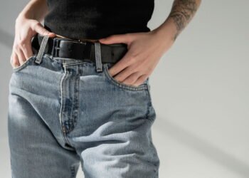 O que significa andar com as mãos nos bolsos, segundo a psicologia