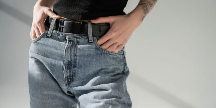 O que significa andar com as mãos nos bolsos, segundo a psicologia